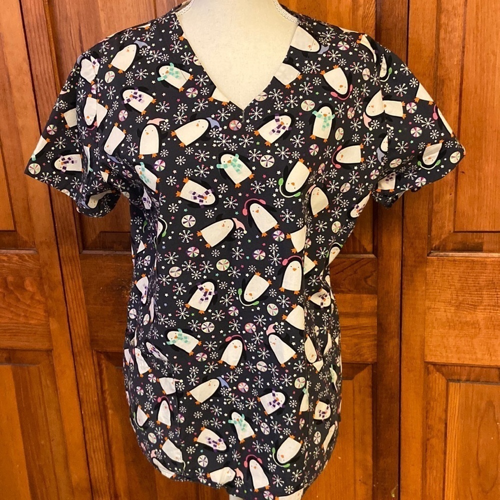 Zoe & Chloe Scrub Top Preowned Medium Penguins Winter Snowflakes